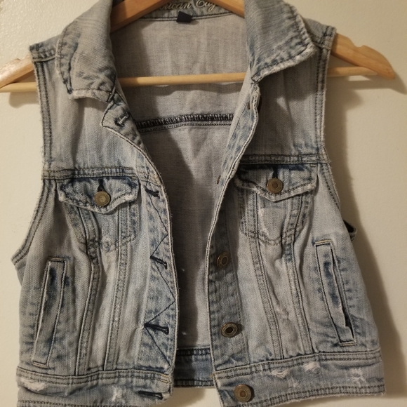American Eagle Retro Look Light Wash Jean Vest - Picture 5 of 10